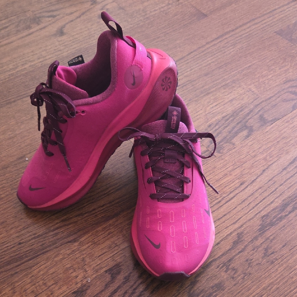 Nike Women's Fuchsia Athletic Shoes